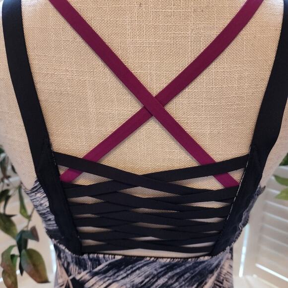 LULULEMON CRISS CROSS BLACK/WHITE BACK TANK SIZE SMALL - Picture 2 of 5